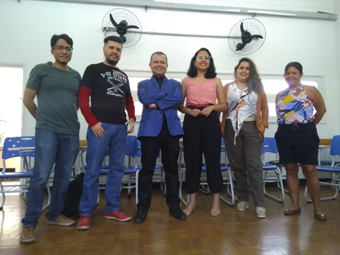Antônio Rodrigues, à esquerda; o professor Marcos Roberto, ao centro; e parte da turma do curso de extensão focado nos egressos do Câmpus Goiânia Antônio Rodrigues, à esquerda; o professor Marcos Roberto, ao centro; e parte da turma do curso de extensão focado nos egressos do Câmpus Goiânia